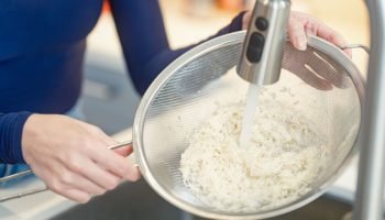 Foto: 1 de 1 foto colorida mulher lavando arroz - Foto: FOTOGRAFIA INC. via Gett