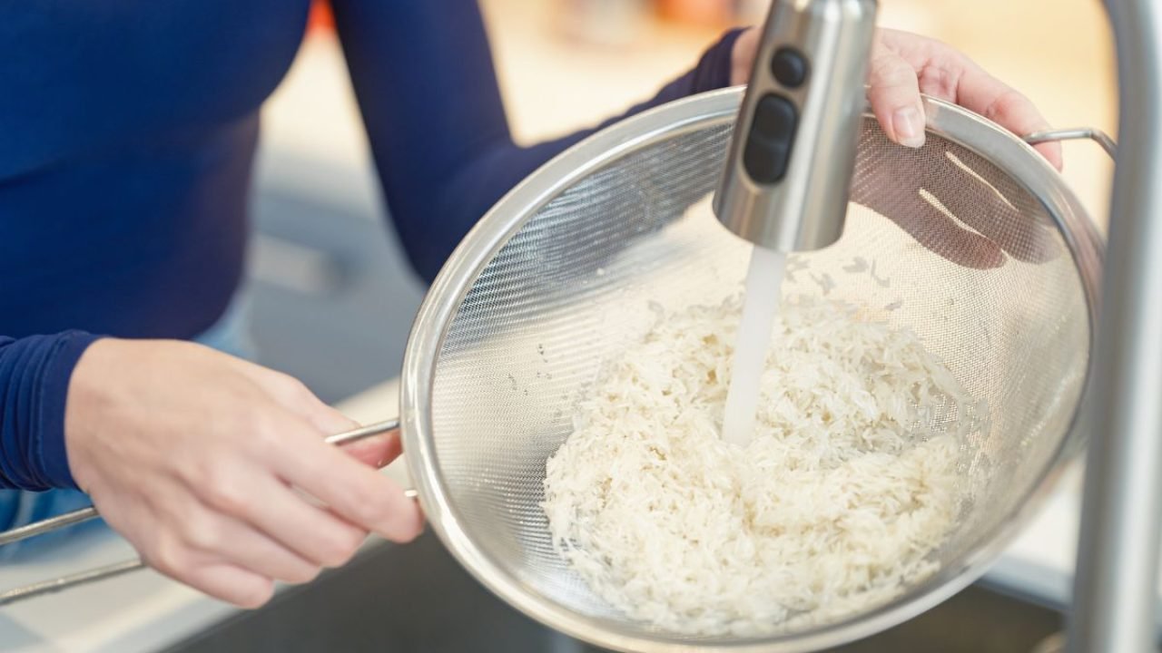 X-135 Foto: 1 de 1 foto colorida mulher lavando arroz - Foto: FOTOGRAFIA INC. via Gett