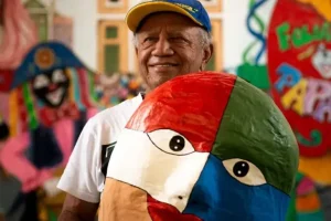 Artesão Zé Pedro, com uma de suas criações. — Foto: Artesão Zé Pedro, com uma de