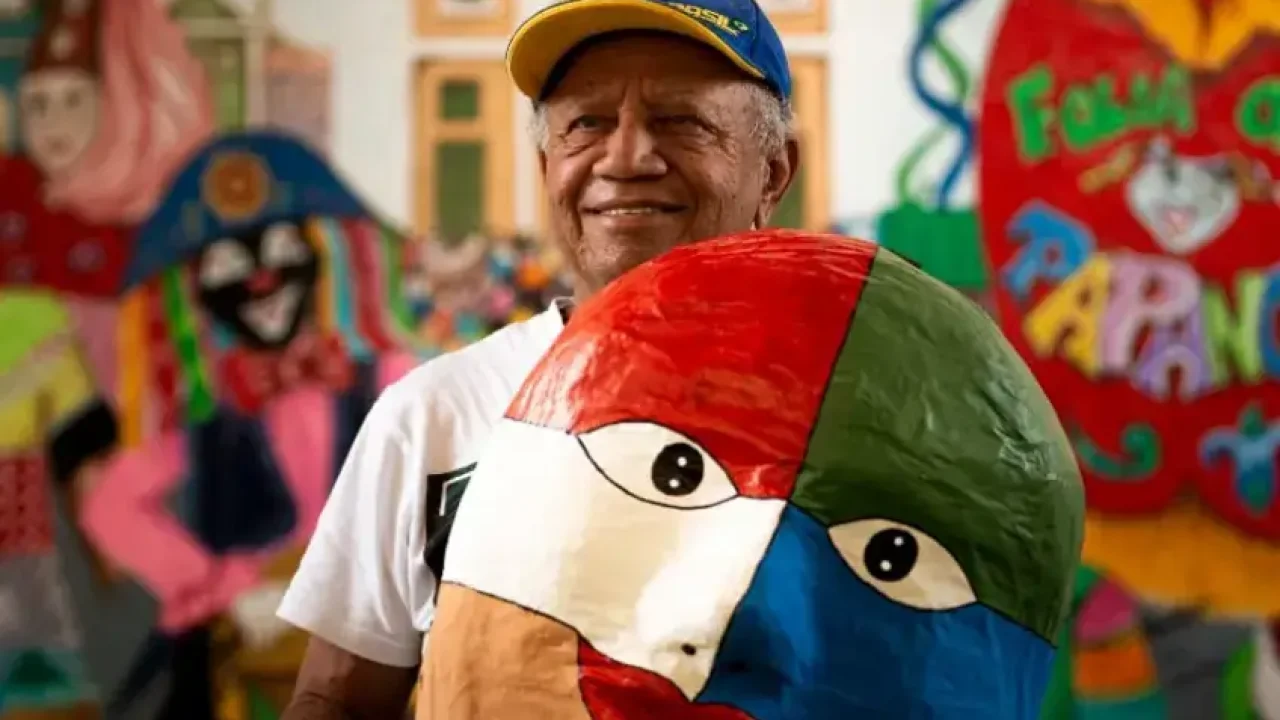 Artesão Zé Pedro, com uma de suas criações. — Foto: Artesão Zé Pedro, com uma de