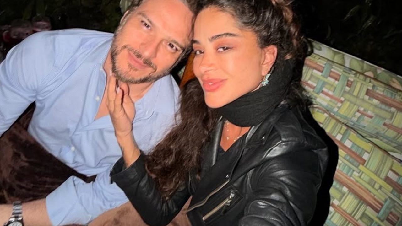 Aline Campos e Fred Costa posam juntos durante viagem. — Foto: 1 de 1 Aline Camp