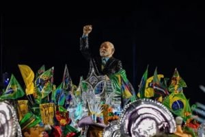 Foto: Na imagem, o último carro alegórico da Acadêmicos de Niterói, com uma está