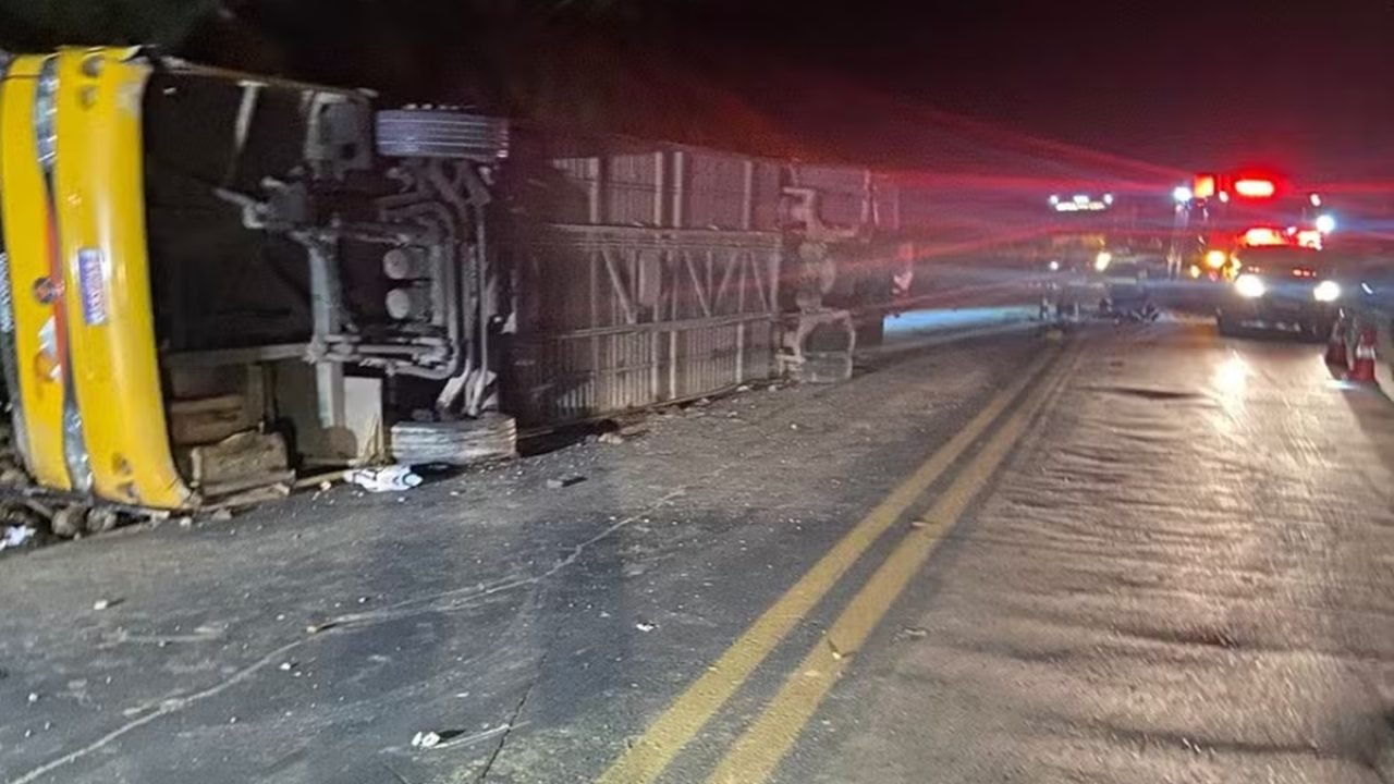 Foto: 1 de 1 acidente-mg - Foto: Divulgação/Corpo de Bombeiros