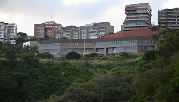 View of the US Embassy in Caracas taken on January 9, 2026, amid exploratory talks to restore diplomatic ties between the two countries. Venezuela said on January 9 it launched talks with the United States on restoring diplomatic ties, days after US forces deposed Nicolas Maduro as its president. Officials said US diplomats were in Caracas to discuss reopening the US embassy, while in Washington US President Donald Trump prepared to meet with oil companies over his plans to access Venezuela's huge crude reserves. (Photo by Federico PARRA / AFP)
