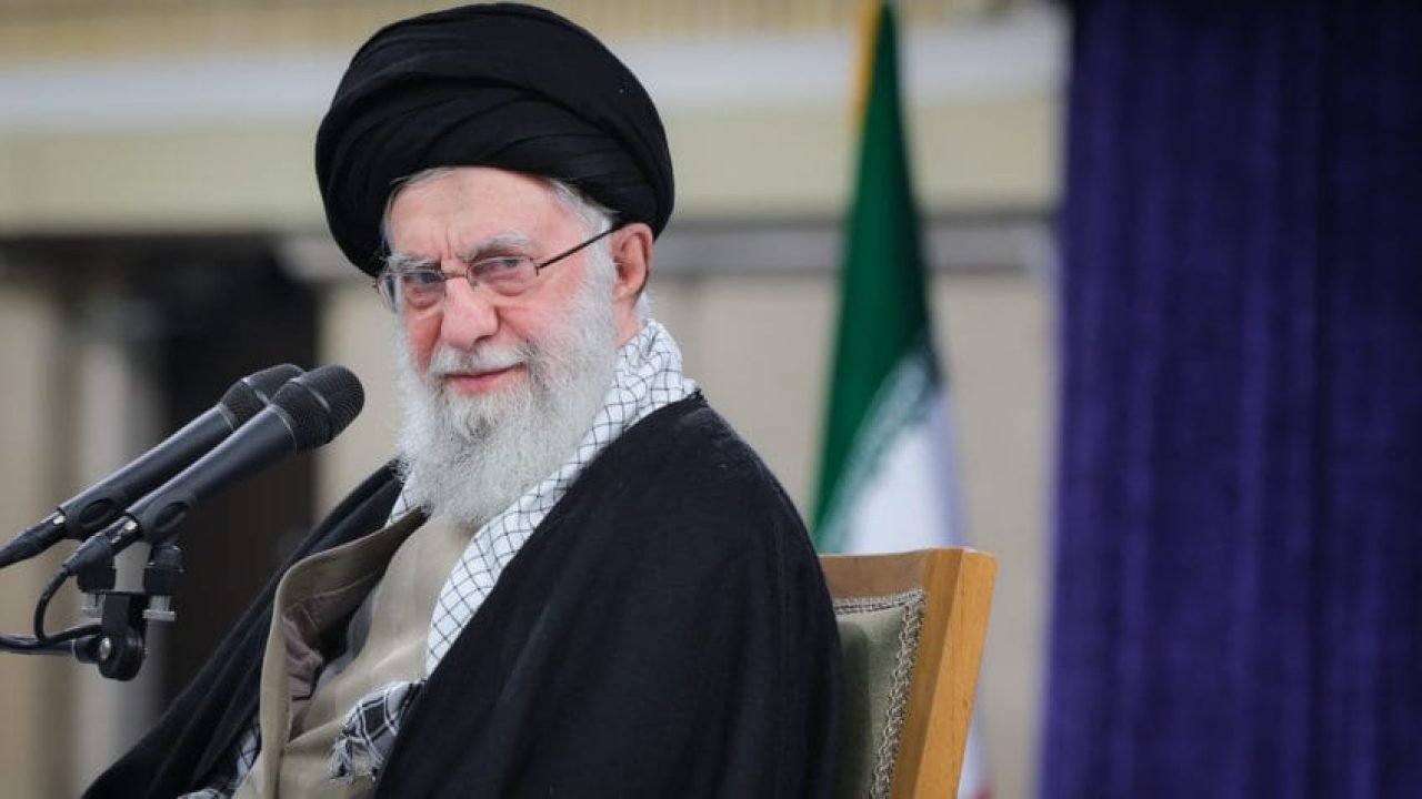 ali-khamenei-ira-12mar2025-848×477-1 Ali Khamenei durante um encontro com universitários em 12 de março de 2025 — Fot