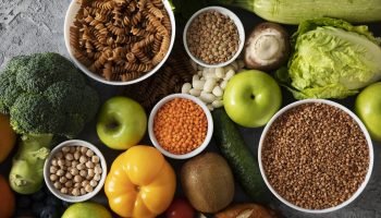 Foto de mesa com alimentos ricos em fibras, como frutas, vegetais e semen — Foto