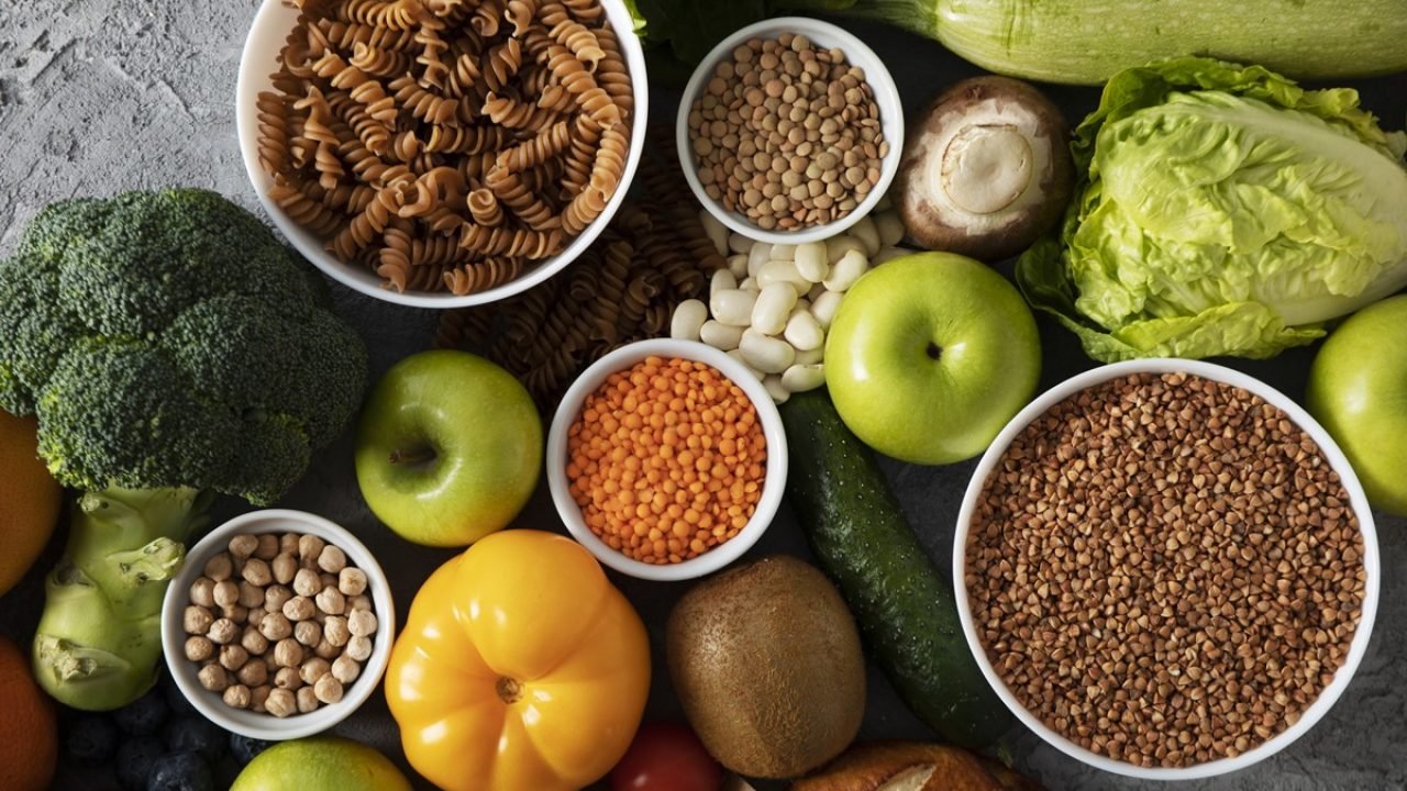 Foto de mesa com alimentos ricos em fibras, como frutas, vegetais e semen — Foto