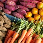 Frutas e legumes coloridos no mercado local. — Foto: 1 de 1 Frutas e legumes col