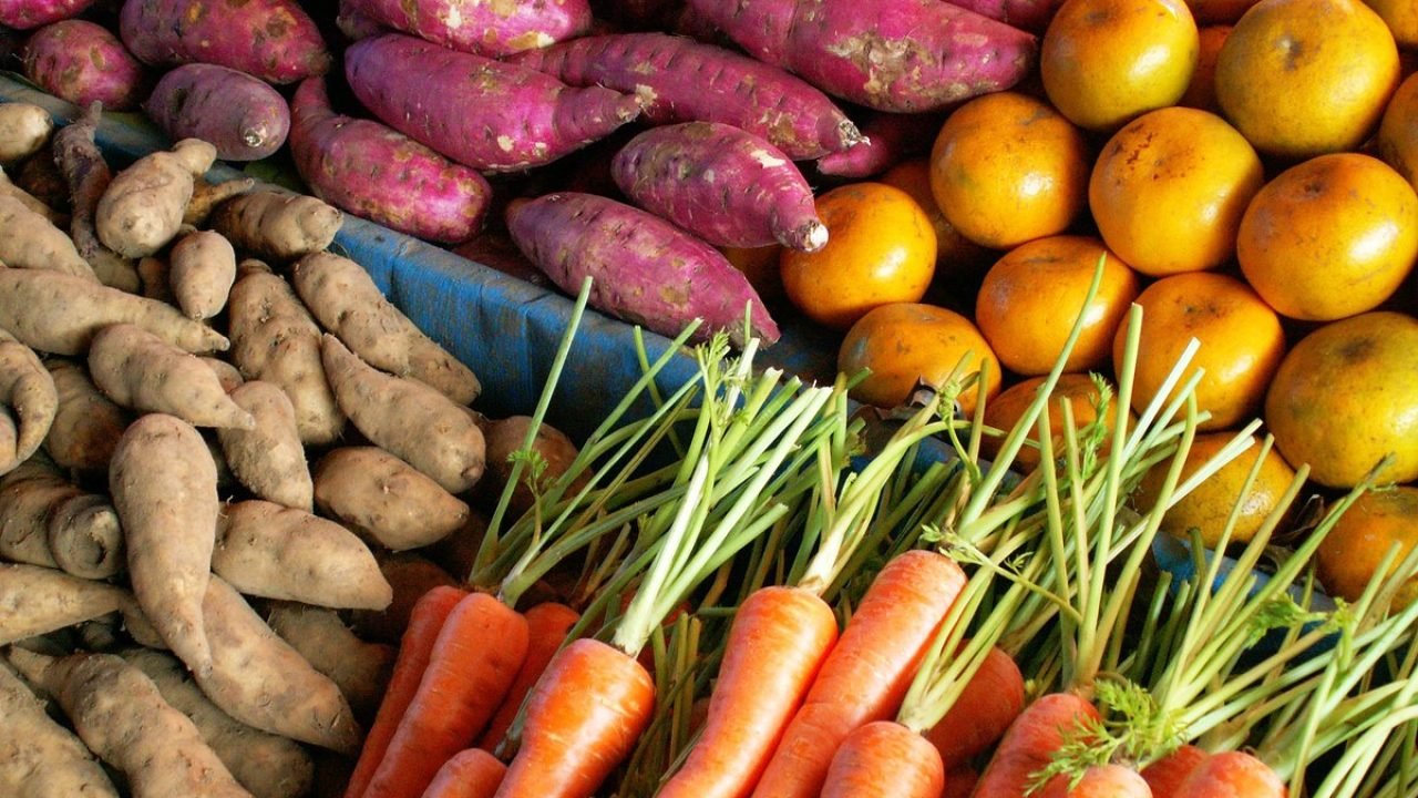 Frutas e legumes coloridos no mercado local. — Foto: 1 de 1 Frutas e legumes col