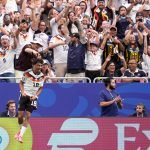 Brown em comemoração de um dos gols da Alemanha na estreia pela Copa do Mundo 20
