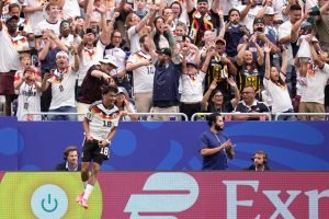 Brown em comemoração de um dos gols da Alemanha na estreia pela Copa do Mundo 20