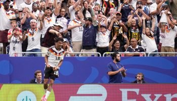 Brown em comemoração de um dos gols da Alemanha na estreia pela Copa do Mundo 20