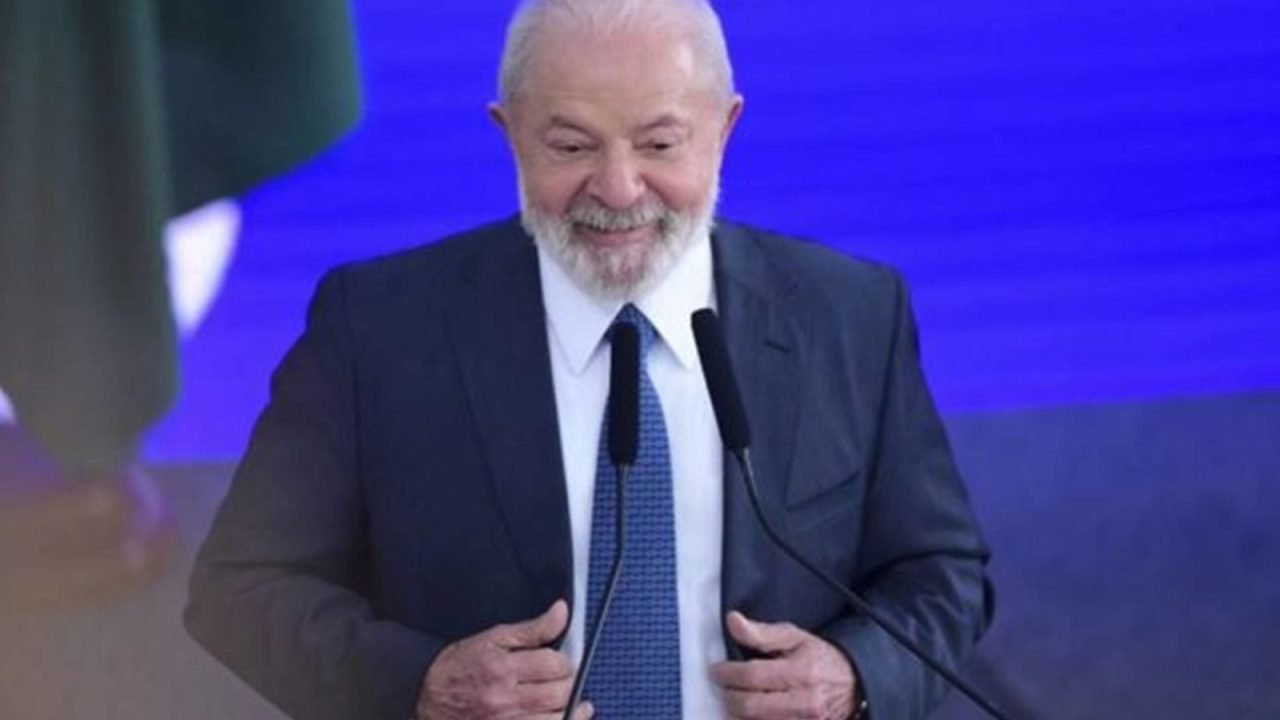 apos-cirurgia-e-noite-estavel-lula-caminha-e-faz-fisioterapia