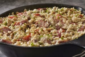 Foto: 1 de 1 Foto colorida de arroz cremoso com diversos temperos e linguiça cal