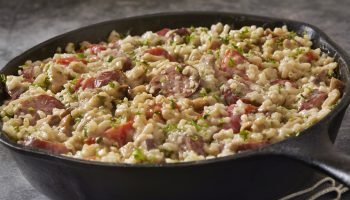 Foto: 1 de 1 Foto colorida de arroz cremoso com diversos temperos e linguiça cal