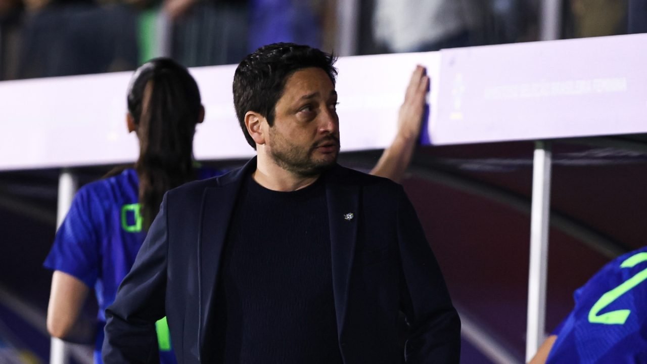 Foto: 1 de 1 Imagem colorida do treinador Arthur Elias, que comanda a Seleção Fe