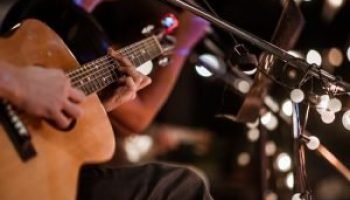 artistas-tocando-e-cantando-300x199