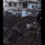 Pessoas inspecionam os danos causados por um ataque — Foto: Pessoas inspecionam