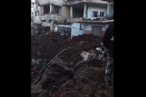 Pessoas inspecionam os danos causados por um ataque — Foto: Pessoas inspecionam