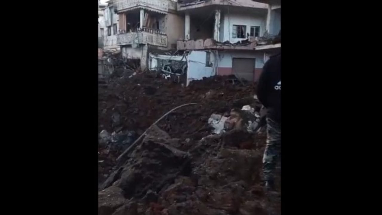 Pessoas inspecionam os danos causados por um ataque — Foto: Pessoas inspecionam