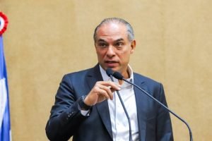 Augusto Lima durante sessão especial na Assembleia Legislativa da Bahia — Foto: