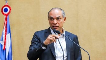 Augusto Lima durante sessão especial na Assembleia Legislativa da Bahia — Foto: