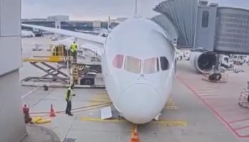 Trem de pouso de Boeing da Lufthansa colapsa e deixa feridos — Foto: Trem de pou