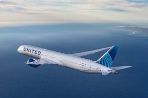 Imagem colorida mostra avião da companhia que quase se envolveu em acidente — Fo