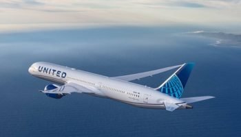 Imagem colorida mostra avião da companhia que quase se envolveu em acidente — Fo