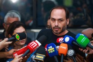 Foto: 1 de 1 Carlos Bolsonaro após saída do ex-presidente do hospital DF Star