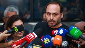 Foto: 1 de 1 Carlos Bolsonaro após saída do ex-presidente do hospital DF Star