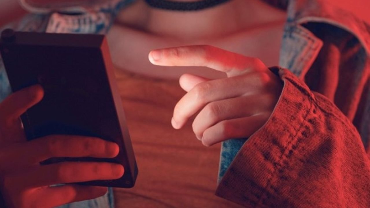 b74b5bef-menina-espancada-mae-olhar-celular-lavava-louca