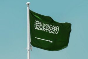 Bandeira da Arábia Saudita; governo afirma que ataque à embaixada dos EUA viola