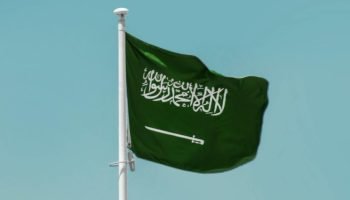Bandeira da Arábia Saudita; governo afirma que ataque à embaixada dos EUA viola