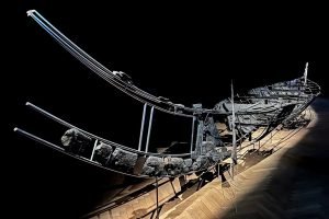 Foto: 1 de 1 Imagem colorida mostra barco dinamarquês Hjortspring - Metrópoles -