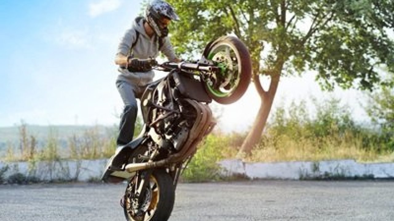 biker-making-tricks-sport-motorcycle-street-1536x1022-1