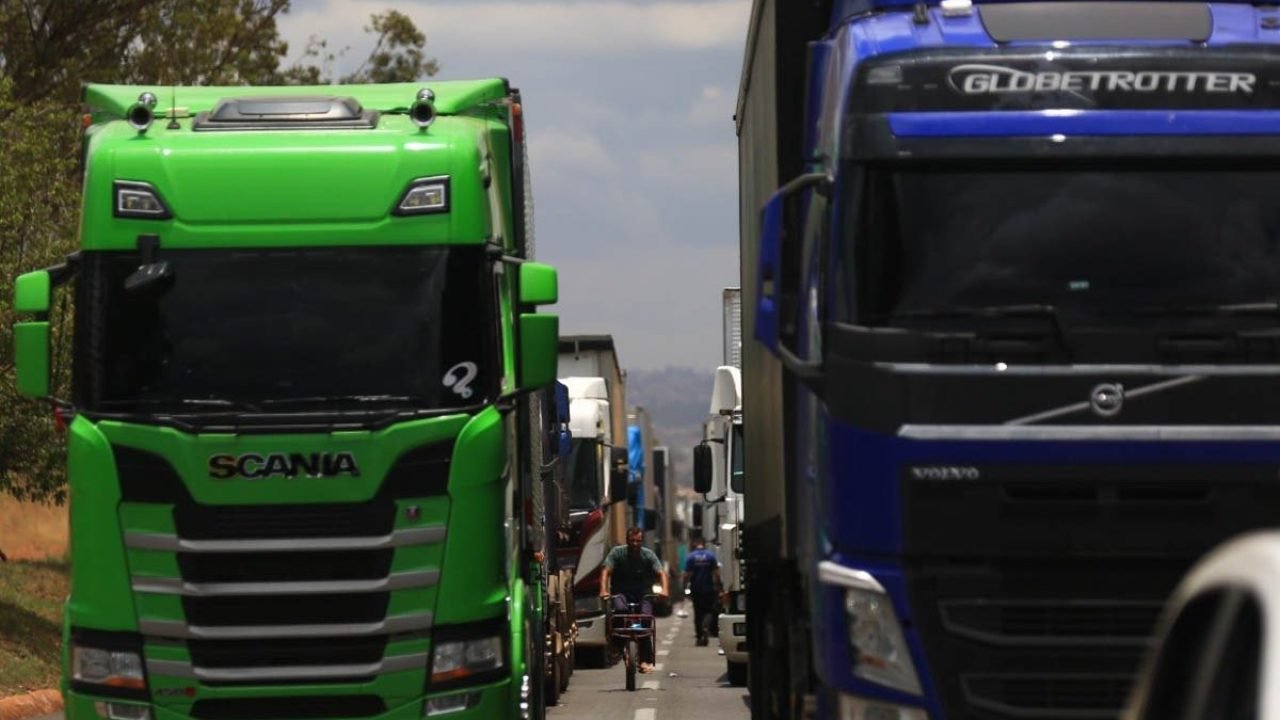 bloqueio-caminhoneiros-luziania-13