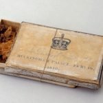 Foto: 1 de 1 caixa de bolo de 1840 - Foto: Reprodução/Instagram/@royalcollection