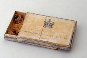 Foto: 1 de 1 caixa de bolo de 1840 - Foto: Reprodução/Instagram/@royalcollection