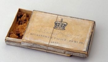 Foto: 1 de 1 caixa de bolo de 1840 - Foto: Reprodução/Instagram/@royalcollection