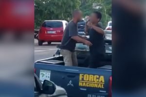 Dupla dança em viatura da Força Nacional — Foto: 1 de 1 Dupla dança em viatura d