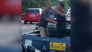 Dupla dança em viatura da Força Nacional — Foto: 1 de 1 Dupla dança em viatura d