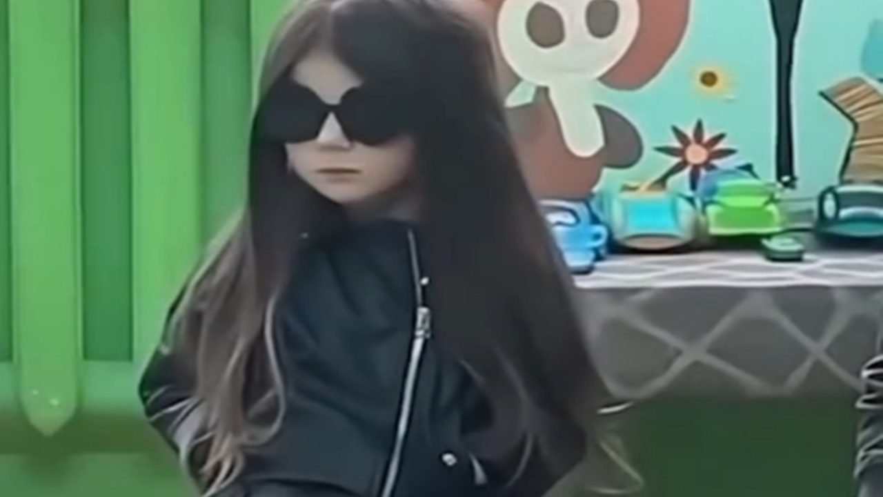 captura-de-tela_27-2-2026_163345_wwwinstagramcom Foto: 1 de 1 Frame de vídeo. Garota viraliza com pantufas de coleho - Metrópoles