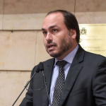 carlos-bolsonaronone.617x429_q85_crop