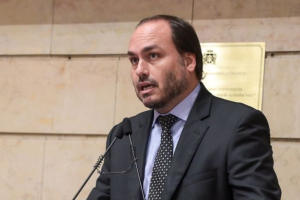 carlos-bolsonaronone.617x429_q85_crop