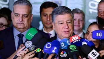 Foto: Presidente da CPI INSS, senador Carlos Viana, em entrevista a jornalistas