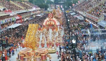 Foto: A escola de samba Viradouro encerra o Desfile das Campeãs, no Sambódromo d