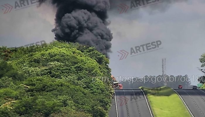 carreta-com-destilado-de-petroleo-tomba-e-pega-fogo-na-bandeirantes.jpg