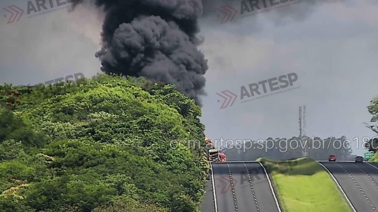 carreta-com-destilado-de-petroleo-tomba-e-pega-fogo-na-bandeirantes