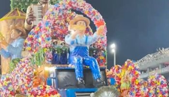 Carro alegórico da Acadêmicos do Tatuapé apresentando danos antes da entrada no